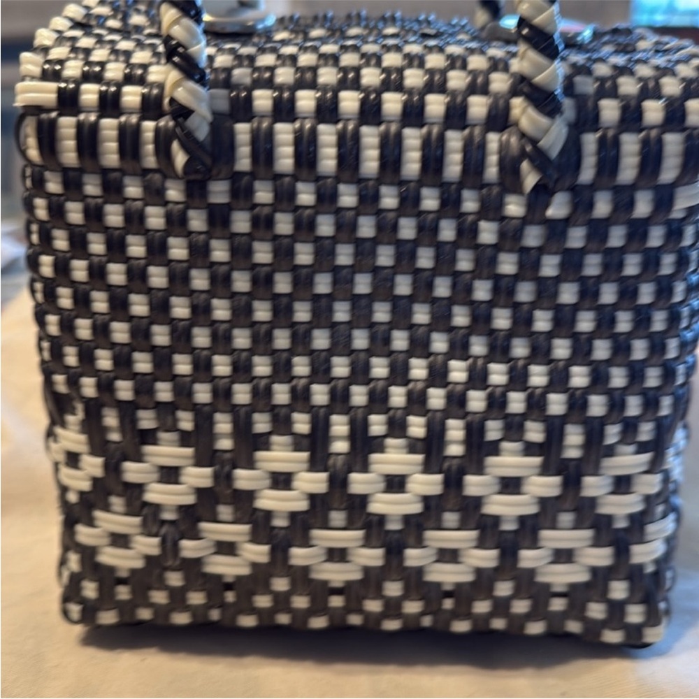 Stylish Black and White Woven Handbag - Picture 2 of 12
